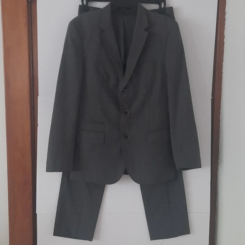 Hugo Boss Virgin Wool Super 100 dark gray pinstripe suit size 38S